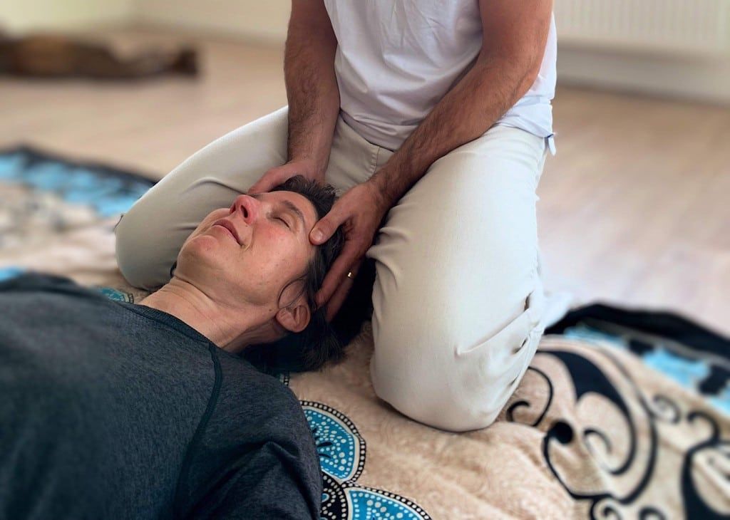 Marco faisant du shiatsu a une personne