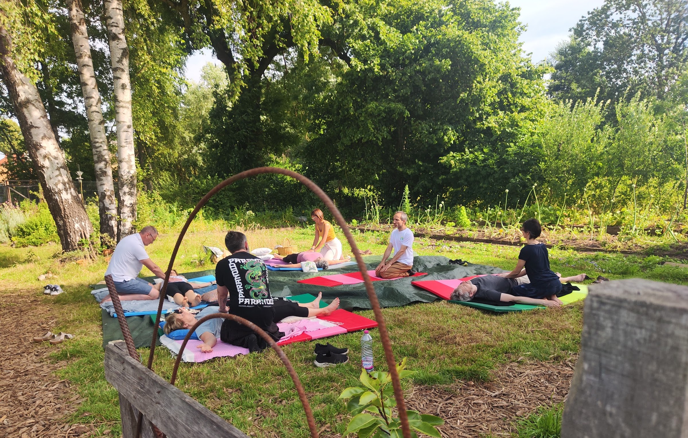 Marco faisant du shiatsu a une personne