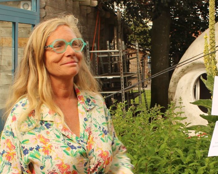 Nancy Claire Vermeire, formatrice Pas à Pas, devant le Kerchanvre à Éghezée